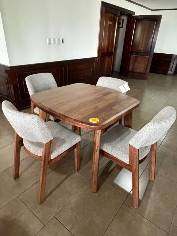 Comedor  Caracao 4 Sillas "Pura Madera"